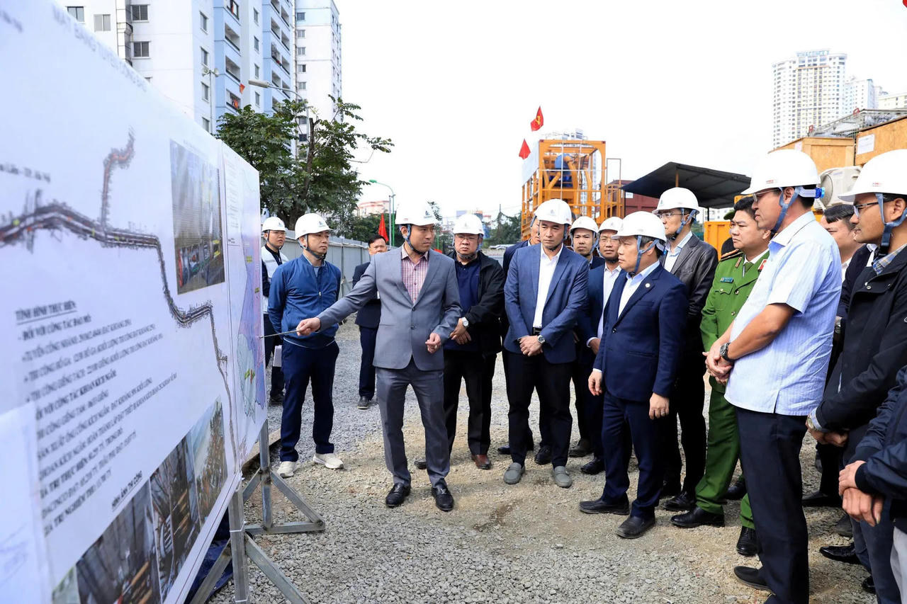 Chủ tịch UBND TP Vũ Đại Thắng đi kiểm tra, động vi&ecirc;n, ch&uacute;c Tết đơn vị thực hiện G&oacute;i thầu số 49 - x&acirc;y dựng hệ thống cống bao cho s&ocirc;ng Lừ thuộc Dự &aacute;n hệ thống xử l&yacute; nước thải Y&ecirc;n X&aacute;.