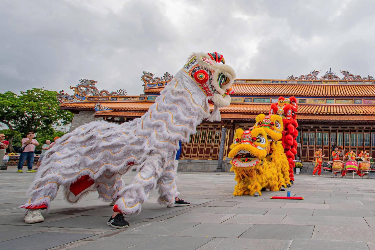 Những m&agrave;n biểu diễn đặc sắc, rộn r&agrave;ng tiếng trống hội đ&atilde; g&oacute;p phần l&agrave;m phong ph&uacute; th&ecirc;m trải nghiệm của du kh&aacute;ch.