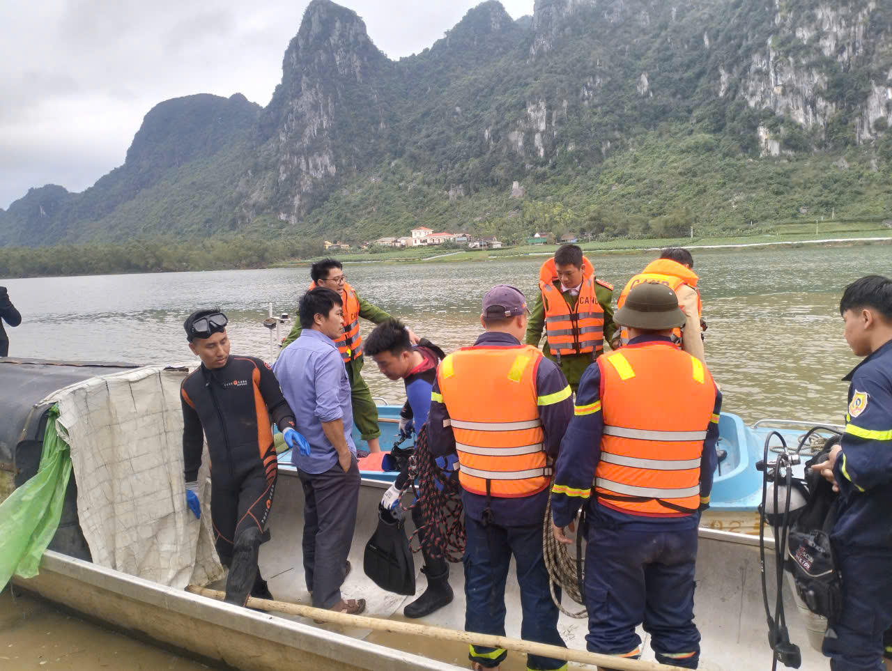 Lực lượng Cảnh s&aacute;t PCCC v&agrave; CNCH C&ocirc;ng an tỉnh Quảng Trị triển khai phương tiện chuy&ecirc;n dụng t&igrave;m kiếm c&aacute;c nạn nh&acirc;n mất t&iacute;ch tr&ecirc;n s&ocirc;ng Gianh.