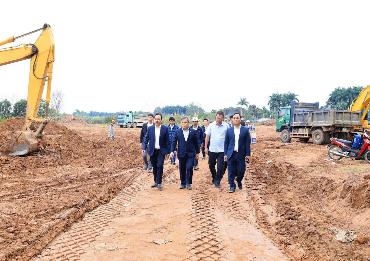 Chủ tịch UBND TP Vũ Đại Thắng đi kiểm tra, động vi&ecirc;n, ch&uacute;c Tết tại c&ocirc;ng tr&igrave;nh x&acirc;y dựng hồ điều h&ograve;a Thụy Phương 2 tại phường Đ&ocirc;ng Ngạc