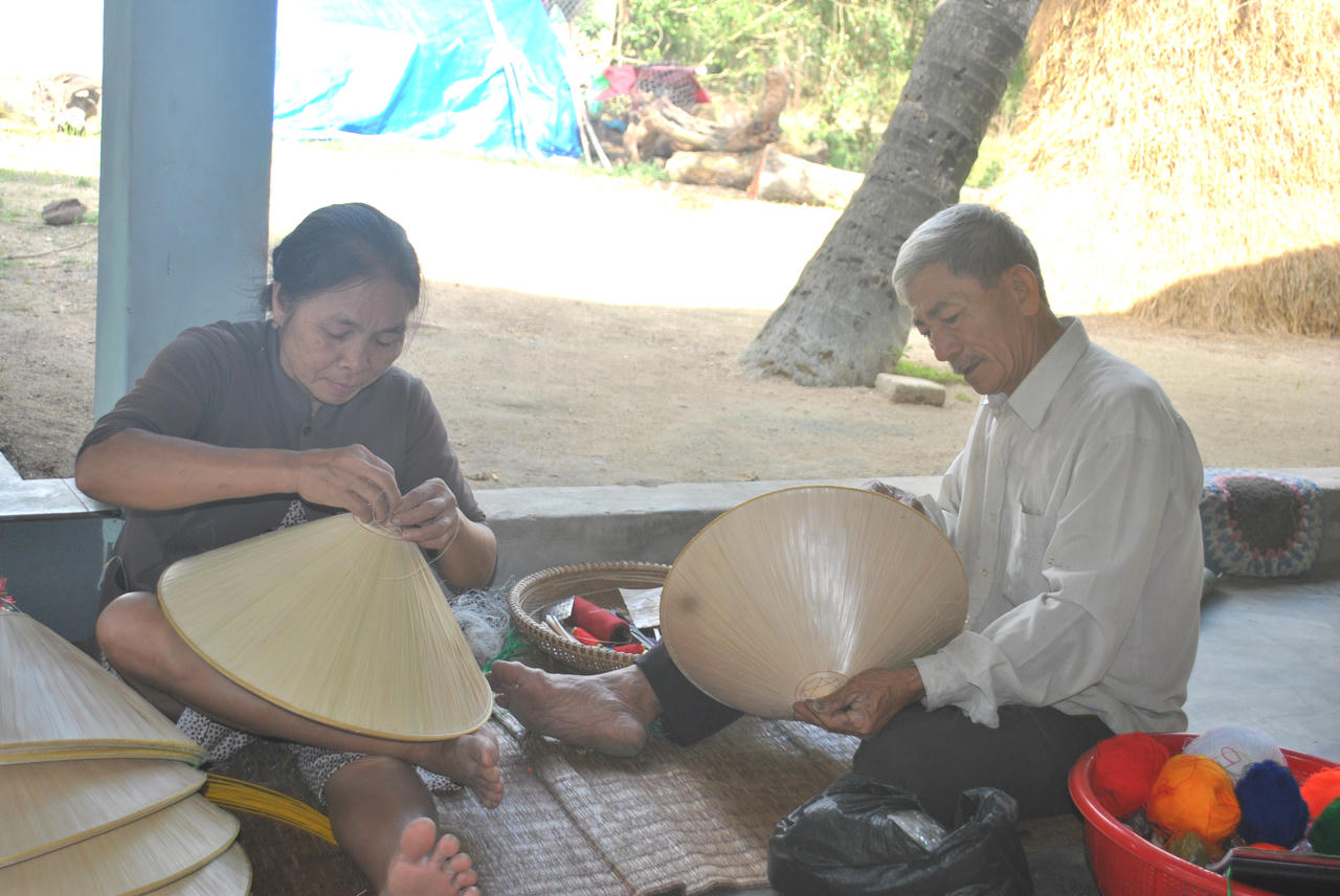 Vợ chồng nghệ nh&acirc;n Đỗ Văn Lan chằm n&oacute;n ngựa Ph&uacute; Gia. (Ảnh: Đ&igrave;nh Ph&ugrave;ng)