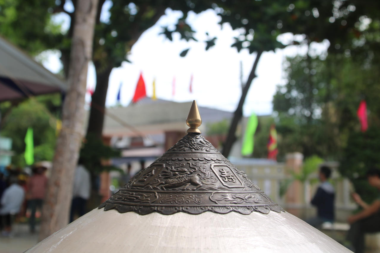 Nhiều chiếc n&oacute;n c&oacute; bịt bạc, chạm trổ h&igrave;nh rồng, phượng tr&ecirc;n đỉnh n&oacute;n. (Ảnh: Đ&igrave;nh Ph&ugrave;ng)