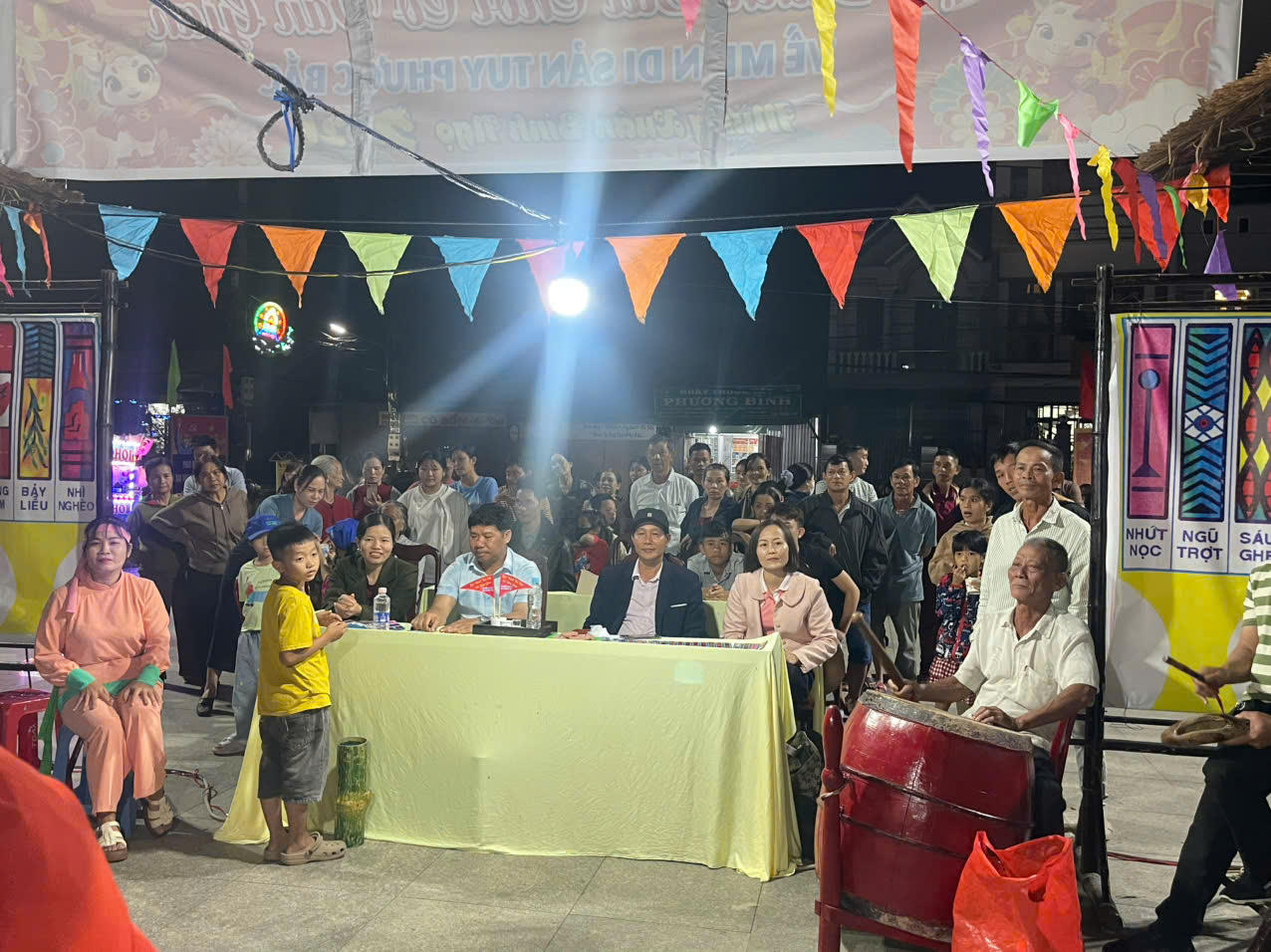 L&atilde;nh đạo UBND x&atilde; Tuy Phước Bắc tham dự khai mạc lễ hội.