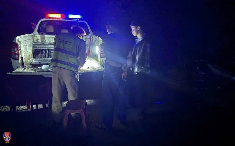 Tổ c&ocirc;ng t&aacute;c đ&atilde; lập bi&ecirc;n bản xử l&yacute; đối với xe kh&aacute;ch vi phạm v&agrave; c&aacute;c c&aacute; nh&acirc;n li&ecirc;n quan (Ảnh: Cục CSGT).