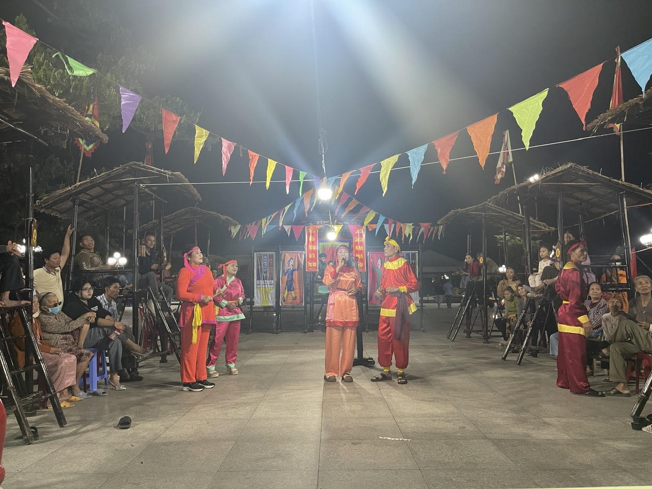 C&aacute;c nghệ nh&acirc;n trong trang phục truyền thống biểu diễn những điệu h&ograve;, c&acirc;u thai đặc sắc tại Hội B&agrave;i ch&ograve;i Tuy Phước Bắc.