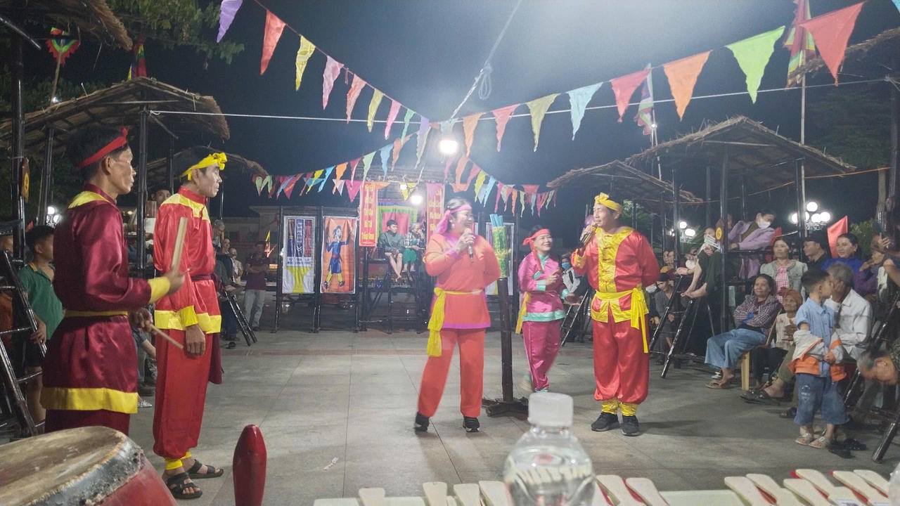 Hội B&agrave;i ch&ograve;i l&agrave; nhịp cầu kết nối c&aacute;c thế hệ, g&oacute;p phần g&igrave;n giữ v&agrave; ph&aacute;t huy di sản văn h&oacute;a phi vật thể.