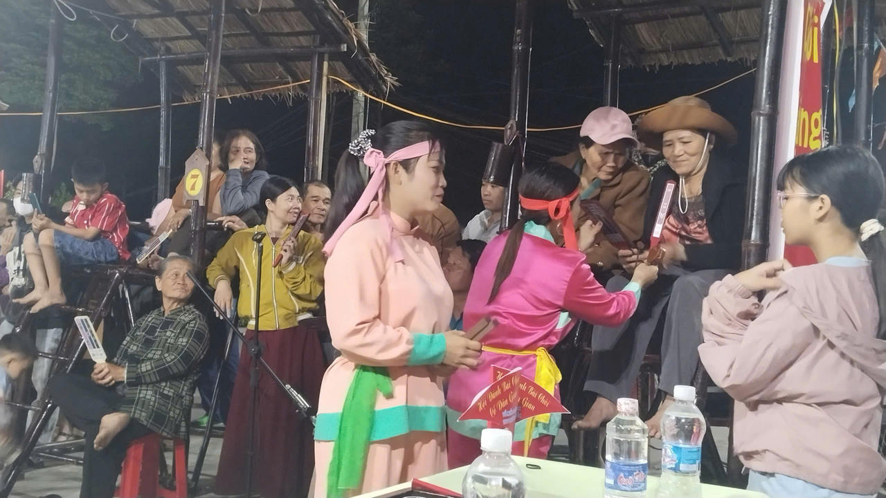 Người d&acirc;n địa phương h&agrave;o hứng theo d&otilde;i v&agrave; tham gia tr&ograve; chơi d&acirc;n gian mang đậm bản sắc văn h&oacute;a miền Trung.