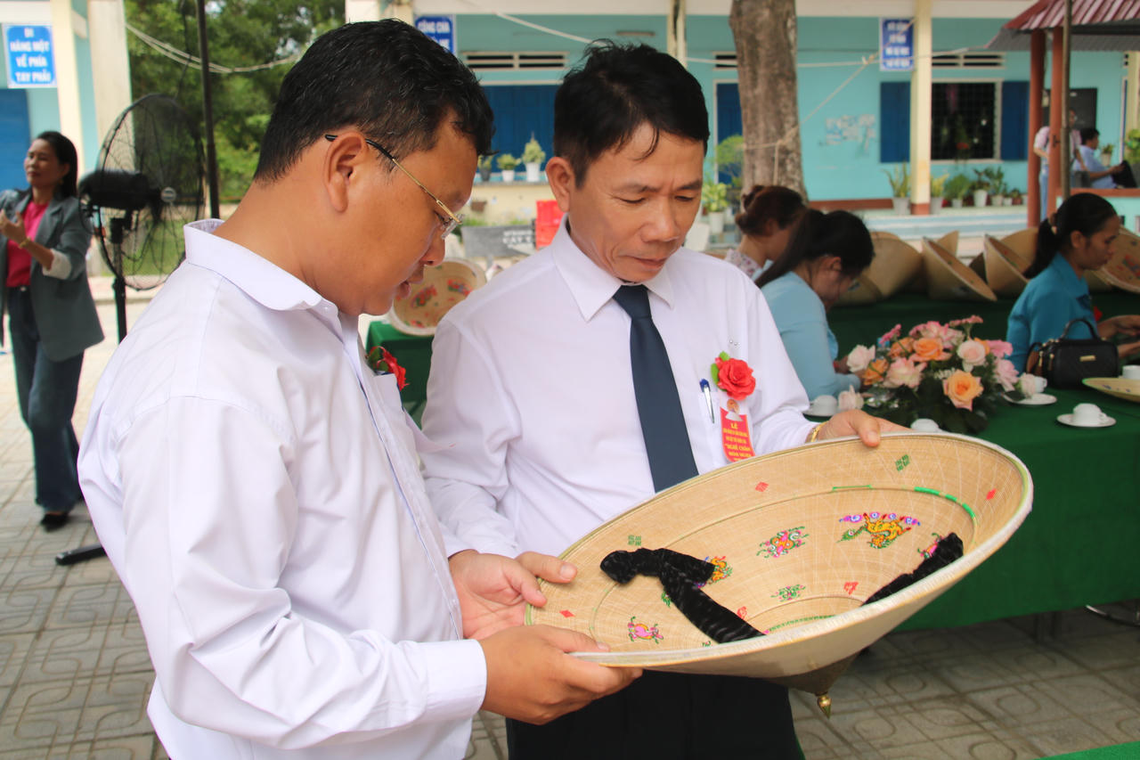 Đến l&agrave;ng nghề n&oacute;n ngựa Ph&uacute; Gia, du kh&aacute;ch c&oacute; thể trực tiếp tham gia l&agrave;m n&oacute;n c&ugrave;ng nghệ nh&acirc;n. (Ảnh: Đ&igrave;nh Ph&ugrave;ng)