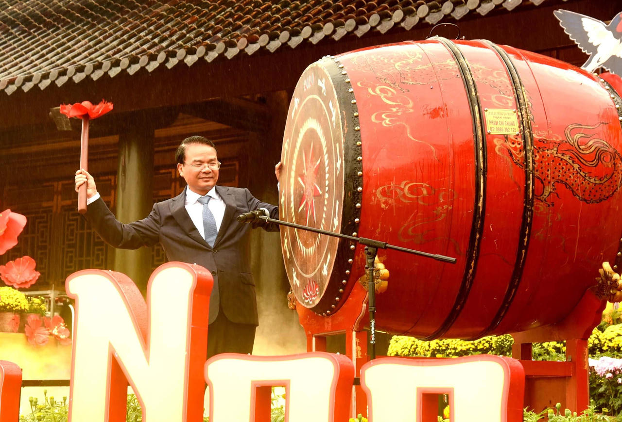 B&iacute; thư Tỉnh ủy Ninh B&igrave;nh Đặng Xu&acirc;n Phong dự v&agrave; đ&aacute;nh trống khai hội.