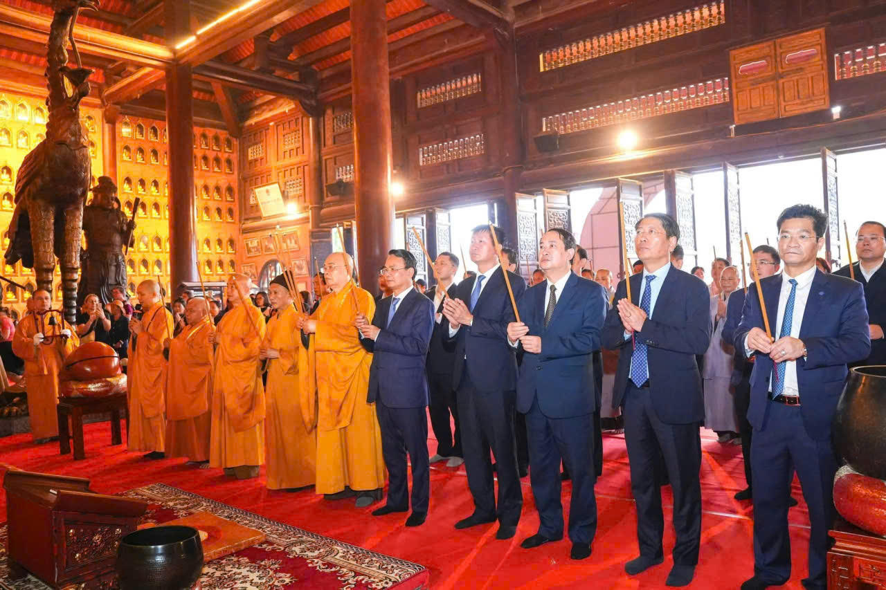 C&aacute;c đại biểu d&acirc;ng hương tại Lễ hội