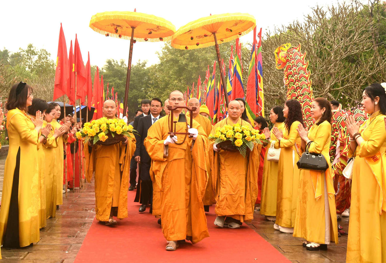 C&aacute;c đại biểu, tăng ni thực hiện nghi lễ tại Hội xu&acirc;n ch&ugrave;a B&aacute;i Đ&iacute;nh