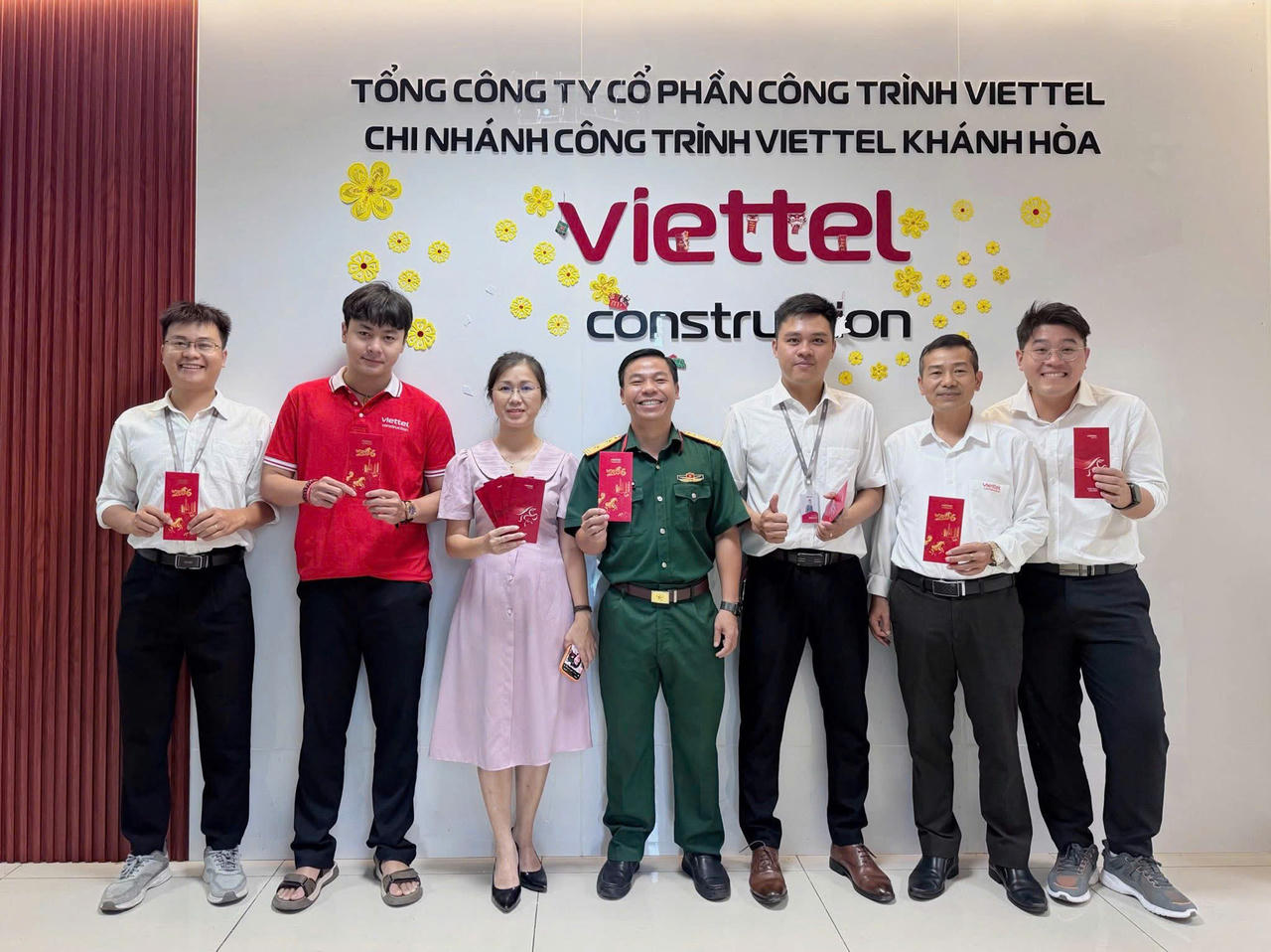 Ngày đầu đi làm sau Tết: Dân văn phòng đua nhau 'khoe lộc' đầu năm