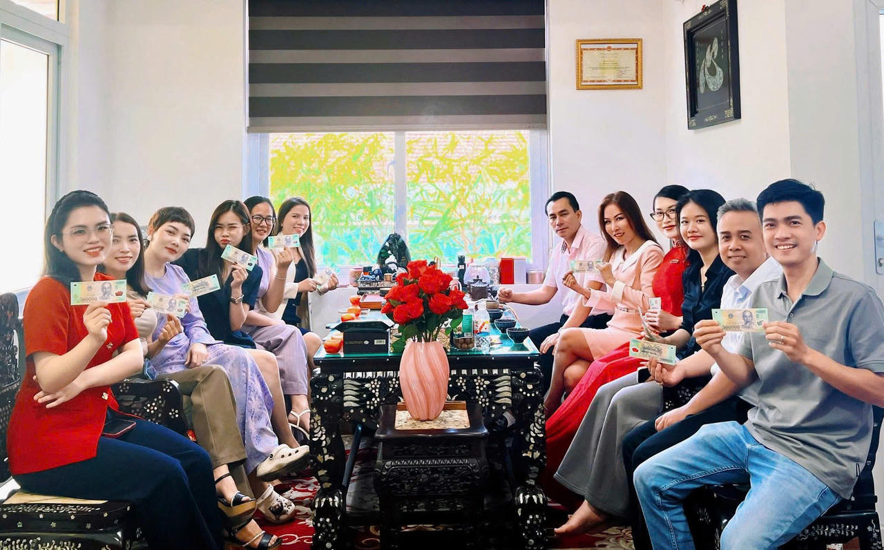 Nhiều người tranh thủ lưu lại khoảnh khắc nhận lộc đầu năm tại nơi l&agrave;m việc. (Ảnh: Hạnh L&ecirc;)