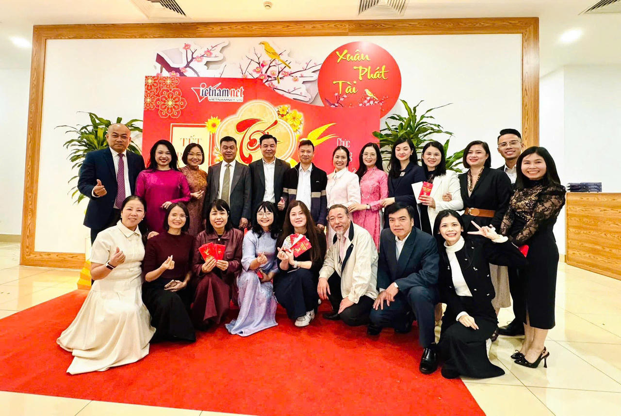 Ngày đầu đi làm sau Tết: Dân văn phòng đua nhau 'khoe lộc' đầu năm