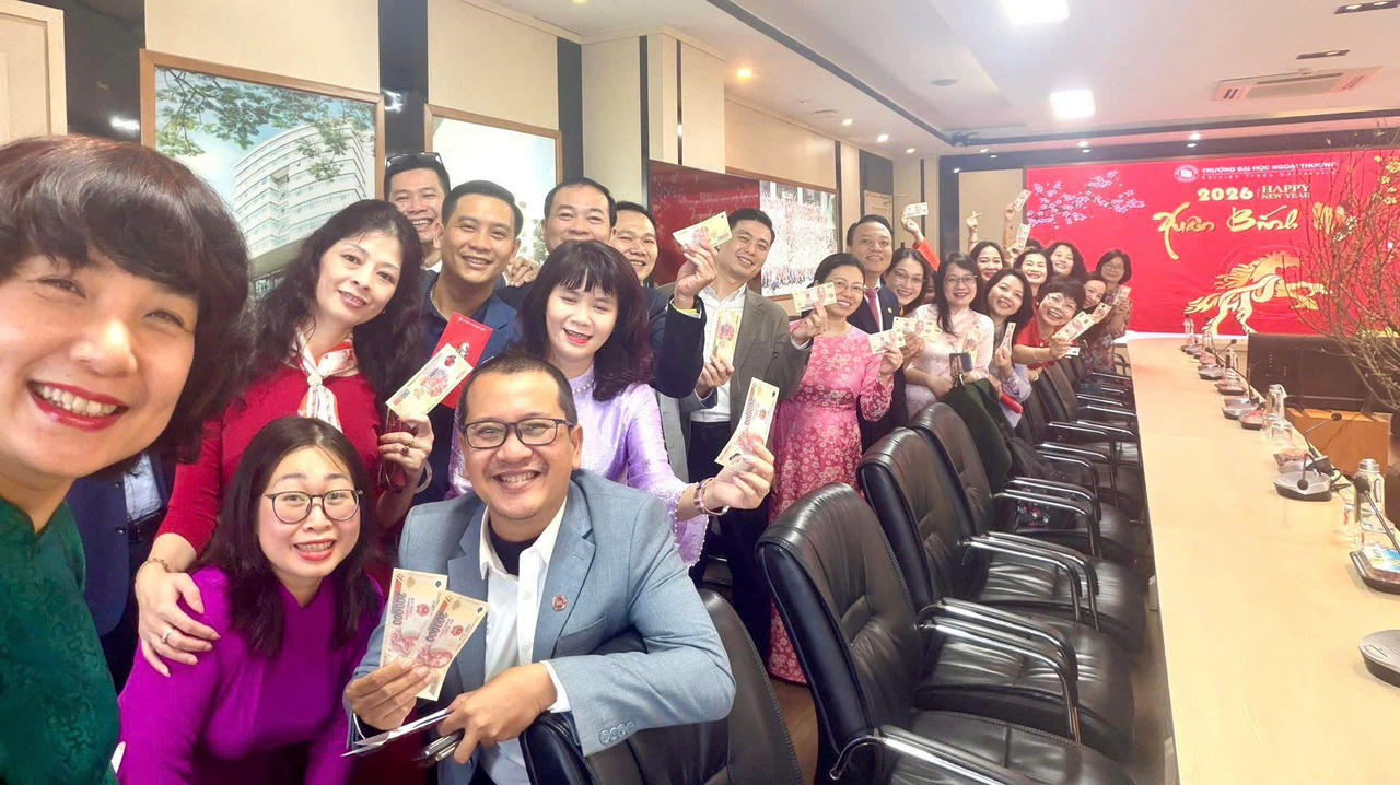 Nh&acirc;n vi&ecirc;n h&aacute;o hức nhận phong bao l&igrave; x&igrave; như lời ch&uacute;c khởi đầu thuận lợi. (Ảnh: Thu Hương)