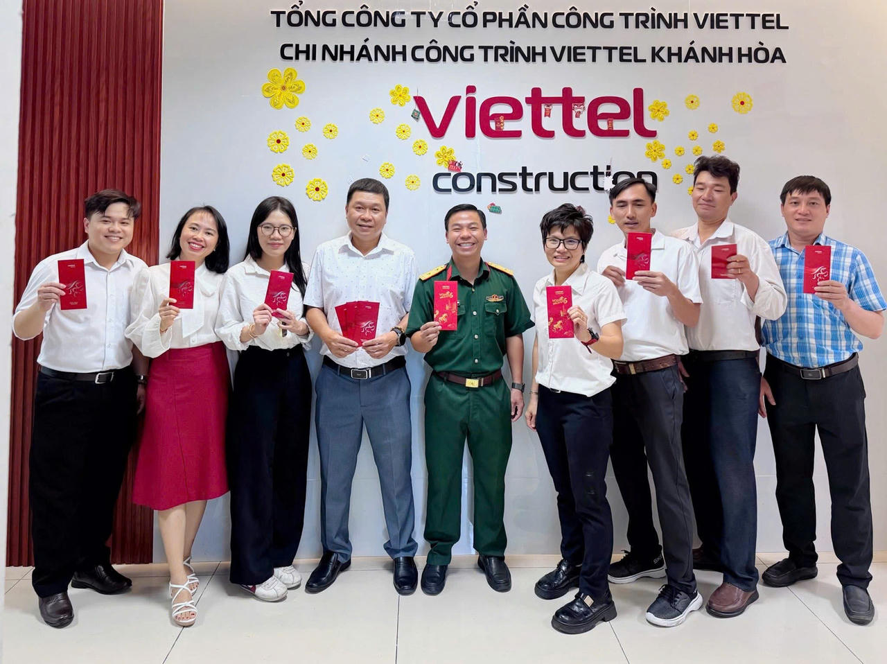 Ngày đầu đi làm sau Tết: Dân văn phòng đua nhau 'khoe lộc' đầu năm