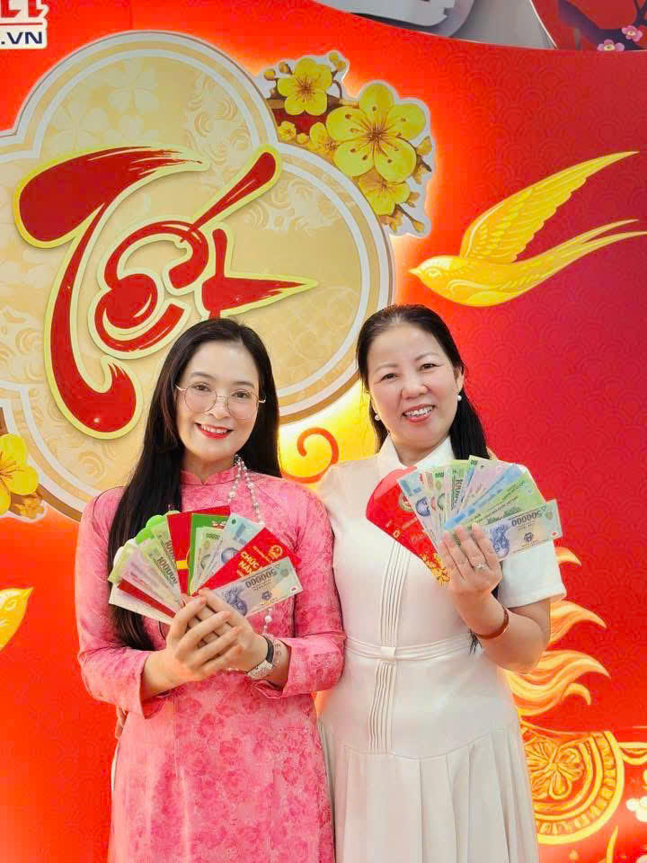 Ngày đầu đi làm sau Tết: Dân văn phòng đua nhau 'khoe lộc' đầu năm