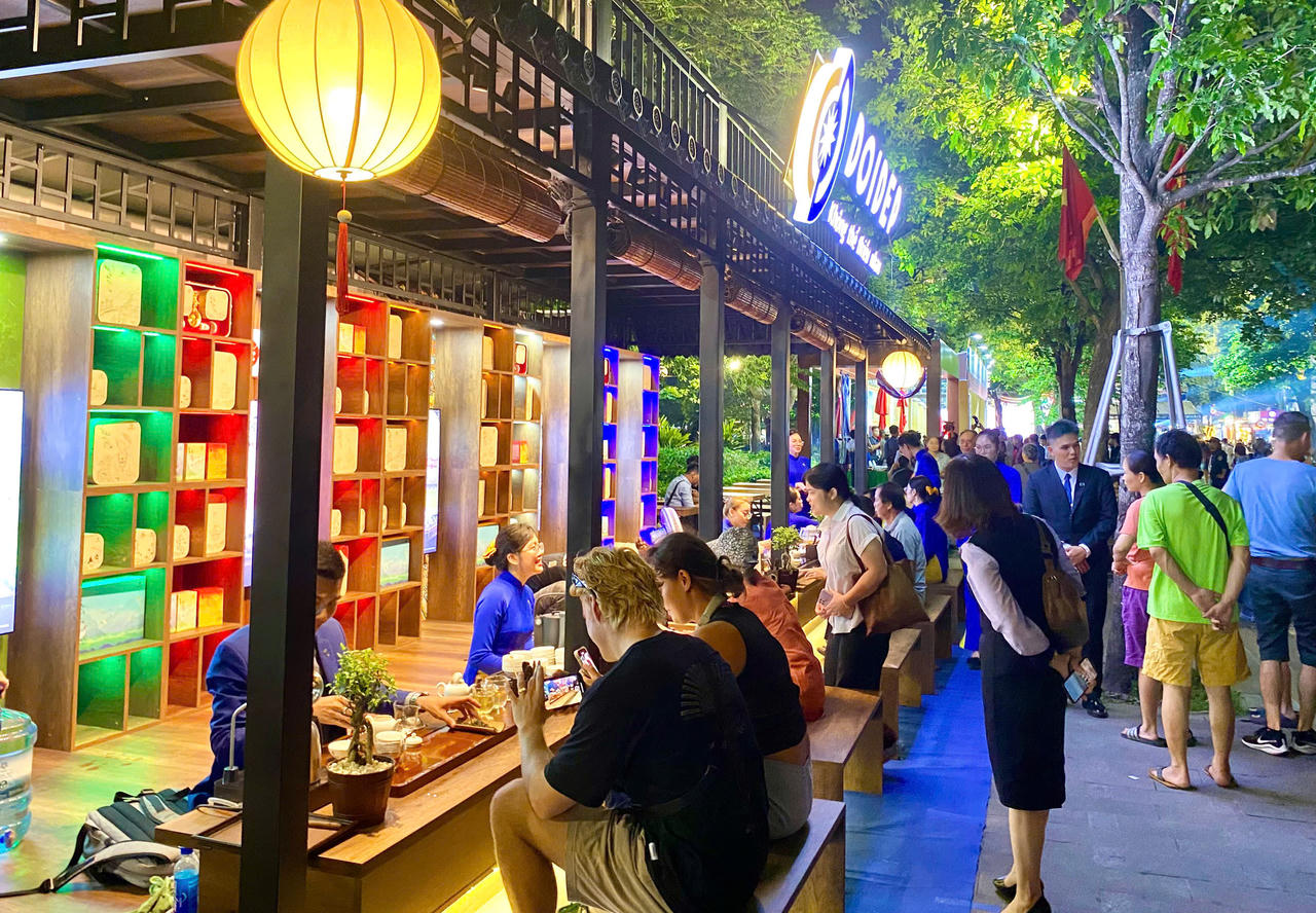 H&agrave; Nội ng&agrave;y h&ocirc;m nay h&ograve;a m&igrave;nh với nhịp đập s&ocirc;i động, chuyển đổi số mạnh mẽ. 	(Ảnh: Hương Ngọc)