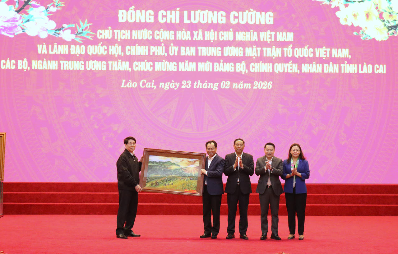 Thường trực tỉnh Lào Cai thay mặt Đảng b&ocirc;̣, chính quy&ecirc;̀n và nh&acirc;n d&acirc;n tỉnh Lào Cai tặng Chủ tịch nước bức tranh ru&ocirc;̣ng b&acirc;̣c thang