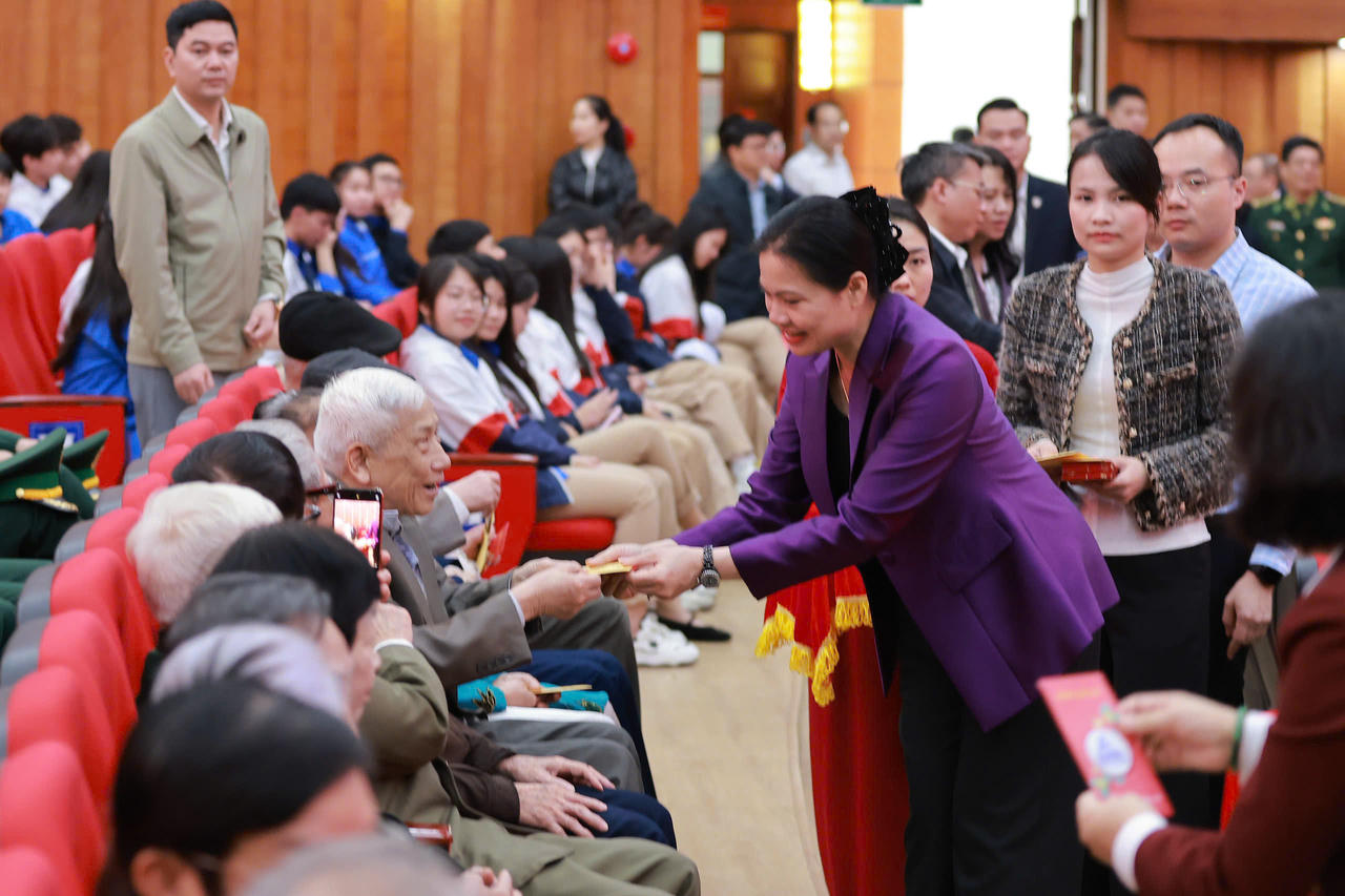 Chủ tịch nước Lương Cường tặng quà chúc mừng năm mới người cao tu&ocirc;̉i, các cựu chi&ecirc;́n binh và chác cháu học sinh tỉnh Lào Cai