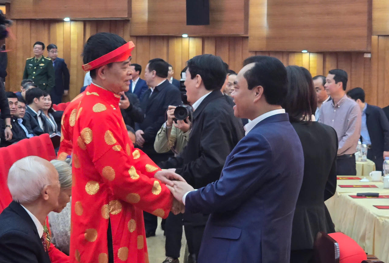 Bí thư Tỉnh ủy, Chủ tịch HĐND tỉnh Lào Cai Trịnh Vi&ecirc;̣t Hùng thăm hỏi, chúc mừng năm mới người cao tu&ocirc;̉i