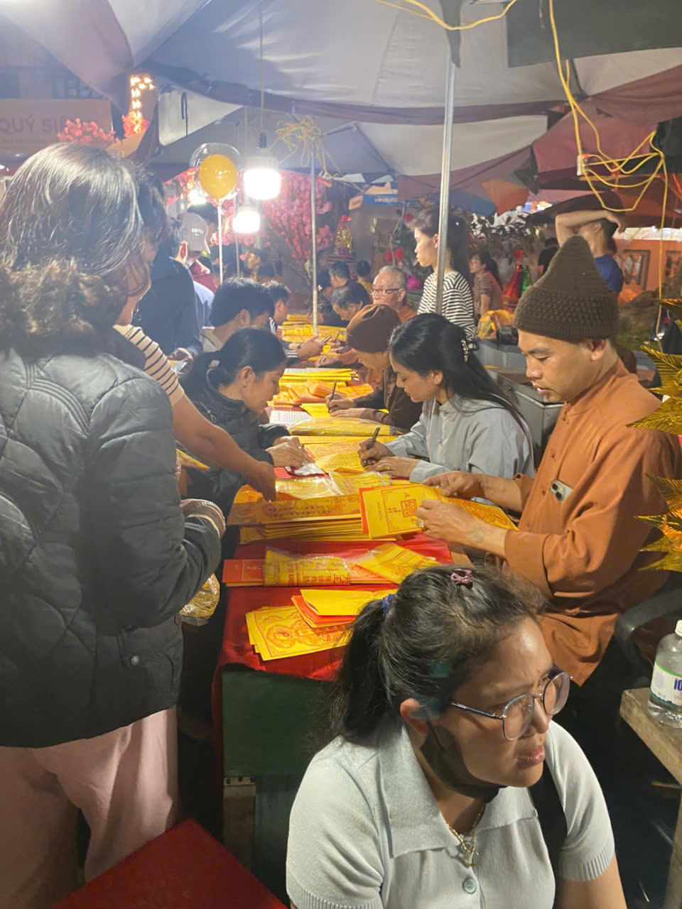 &nbsp;Khu vực viết sớ cầu t&agrave;i lộc, sức khoẻ.