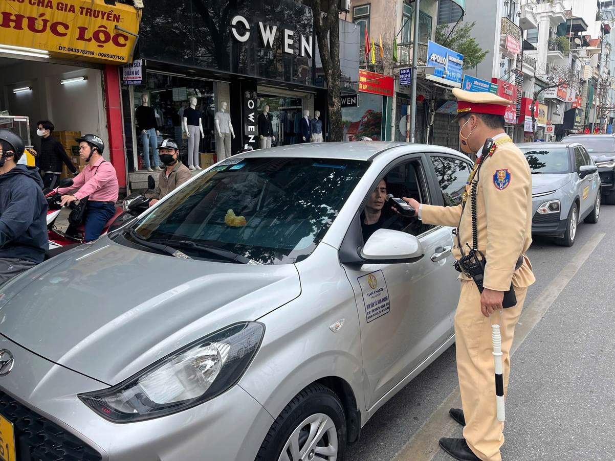 Đội CSGT đường bộ số 4 l&agrave;m nhiệm vụ tr&ecirc;n phố Thanh Nh&agrave;n, trưa 23/2.