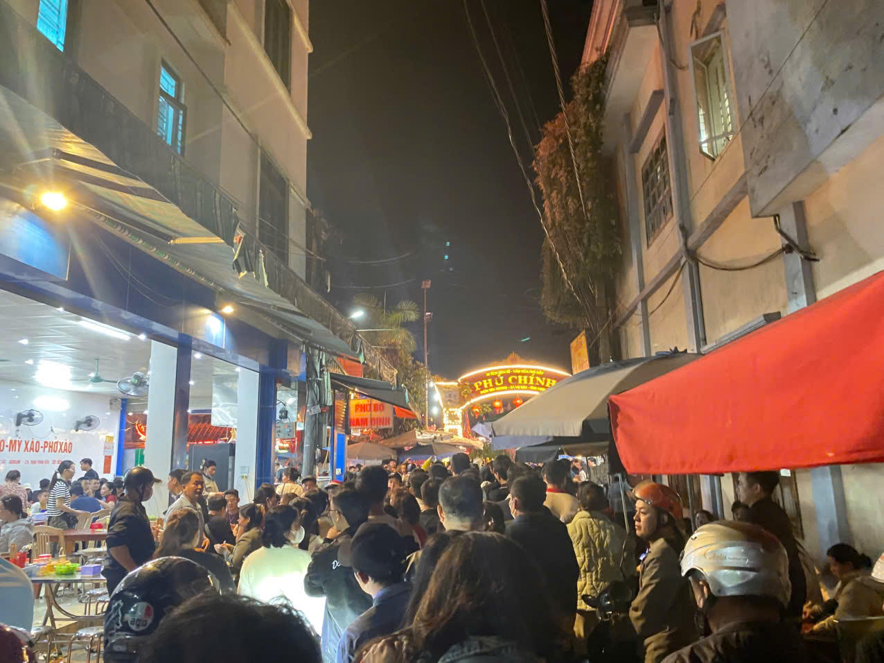 D&ograve;ng người đổ về Phủ Dầy tối 7 Tết.