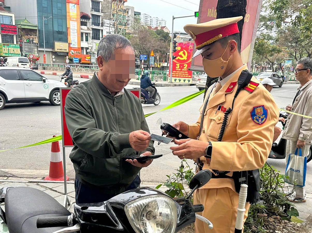 'Siết' xử l&yacute; l&aacute;i xe c&oacute; nồng độ cồn lưu th&ocirc;ng tại H&agrave; Nội sau Tết
