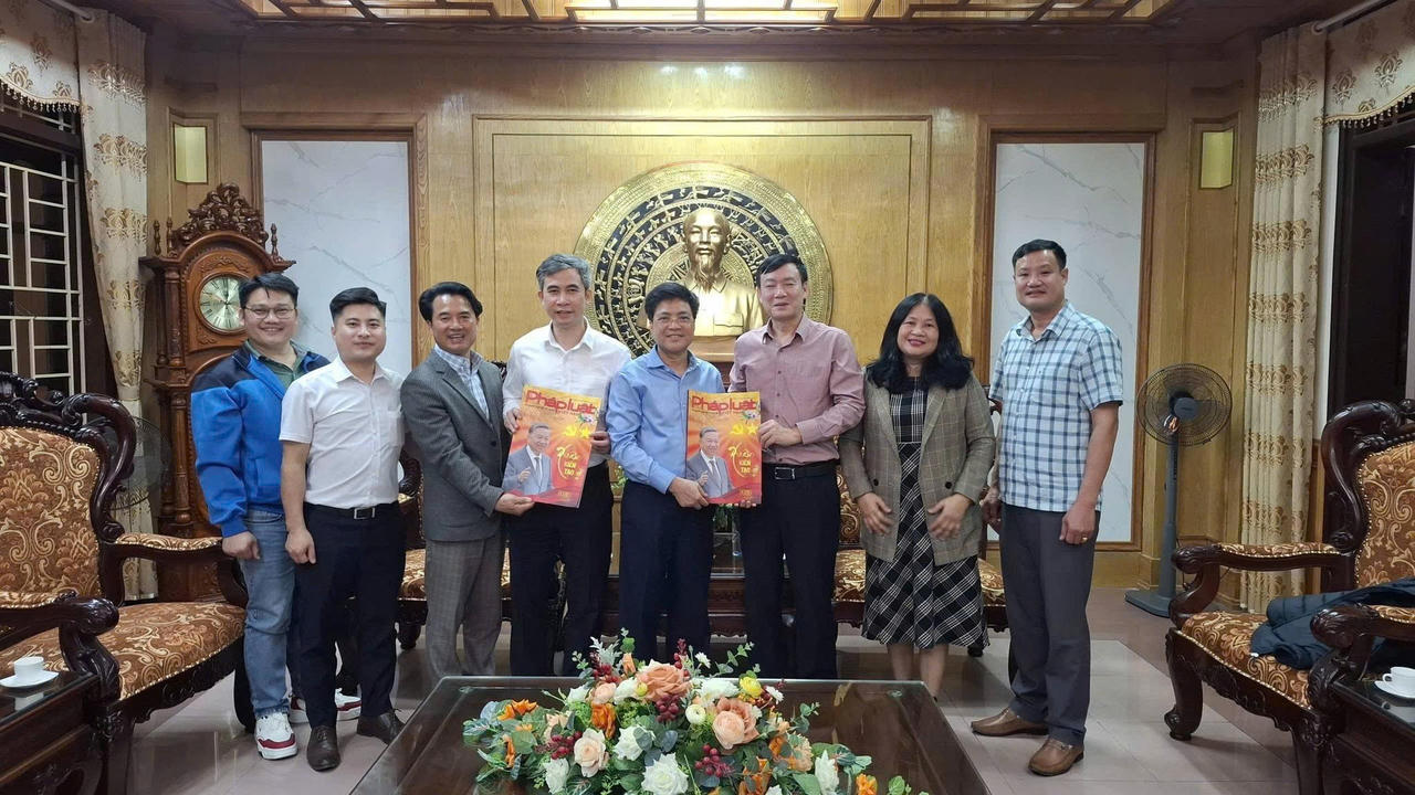 Ph&oacute;ng vi&ecirc;n B&aacute;o Ph&aacute;p luật Việt Nam tặng b&aacute;o Ph&aacute;p luật Việt Nam Xu&acirc;n B&iacute;nh Ngọ 2026 cho l&atilde;nh đạo x&atilde; Vụ Bản.