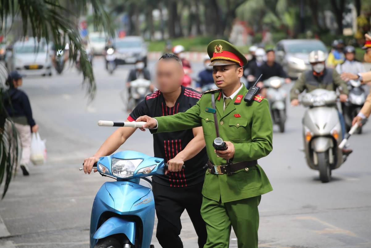 Ngo&agrave;i việc kiểm so&aacute;t nồng độ cồn, Cảnh s&aacute;t tăng cường xử l&yacute; c&aacute;c vi phạm như kh&ocirc;ng đội mũ bảo hiểm, chở qu&aacute; số người quy định.