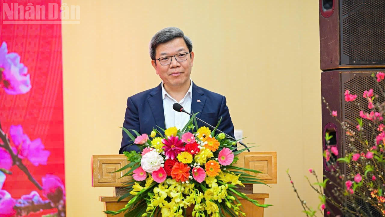 &Ocirc;ng Tống Văn Thanh, Vụ trưởng Vụ B&aacute;o ch&iacute;-Xuất bản, Ban Tuy&ecirc;n gi&aacute;o v&agrave; D&acirc;n vận Trung ương b&aacute;o c&aacute;o c&ocirc;ng t&aacute;c b&aacute;o ch&iacute; Tết B&iacute;nh Ngọ. Ảnh: nhandan.vn