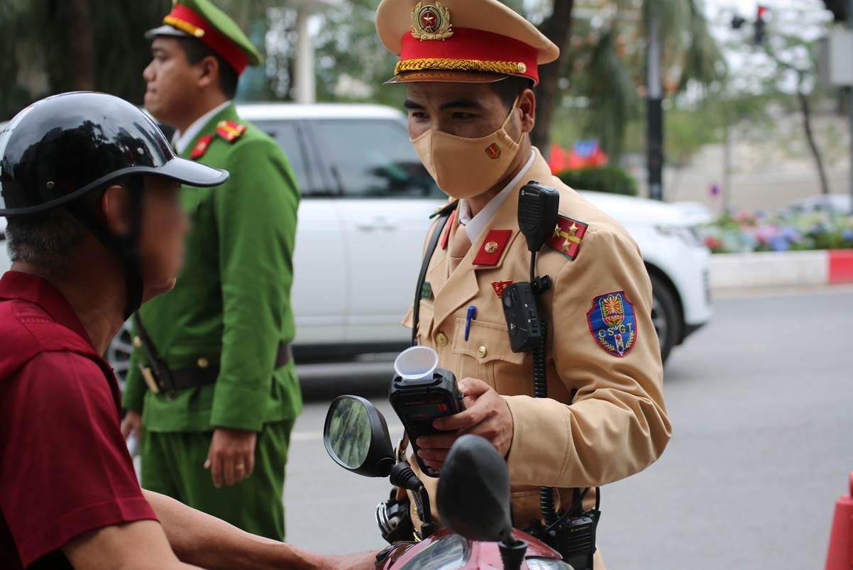 CSGT v&agrave; C&ocirc;ng an phường Ngọc H&agrave; triển khai thực hiện nhiệm vụ trưa 23/02.