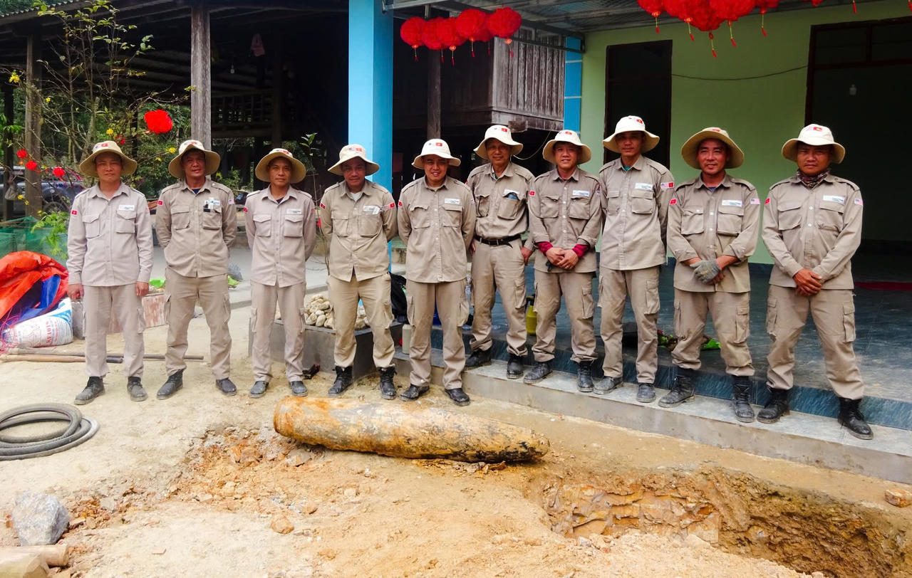 Lực lượng chức năng xử l&yacute; quả bom nặng hơn 226kg được ph&aacute;t hiện s&aacute;t m&oacute;ng nh&agrave; d&acirc;n tại x&atilde; Kim Ng&acirc;n, tỉnh Quảng Trị. (Ảnh: PeaceTrees VietNam)