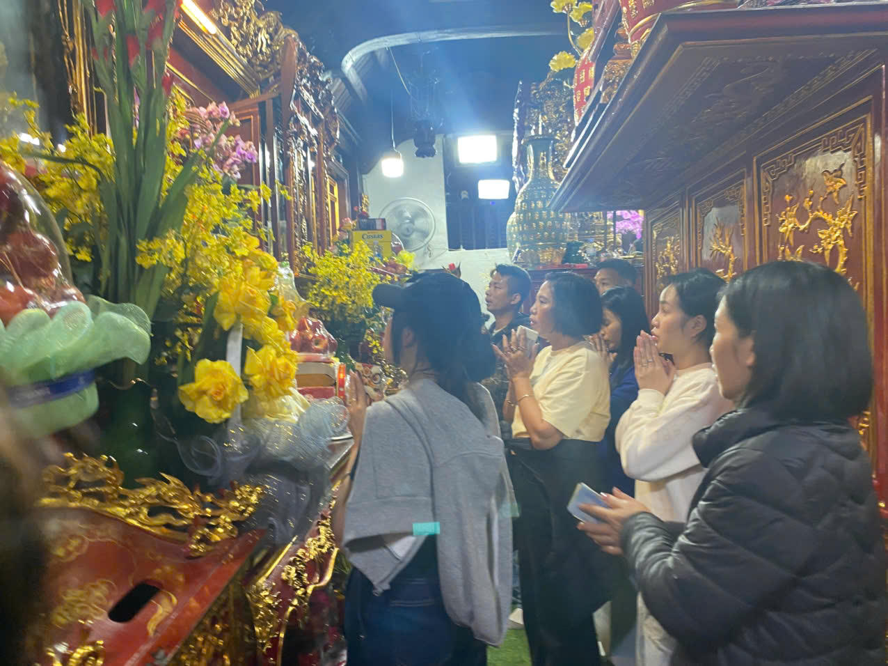 Người đi lễ cầu mua may, b&aacute;n rủi.