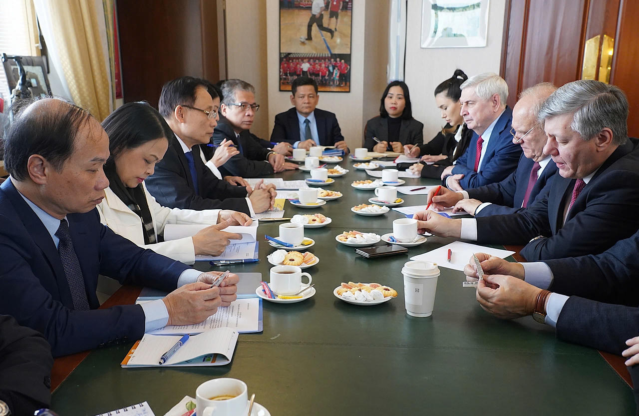 Bộ trưởng Ngoại giao L&ecirc; Ho&agrave;i Trung gặp Chủ tịch Đảng Cộng sản Li&ecirc;n bang Nga G. Zyuganov. Ảnh: Minh Phượng, Ph&oacute;ng vi&ecirc;n thường tr&uacute; Đ&agrave;i tiếng n&oacute;i Việt Nam (VOV) tại Nga