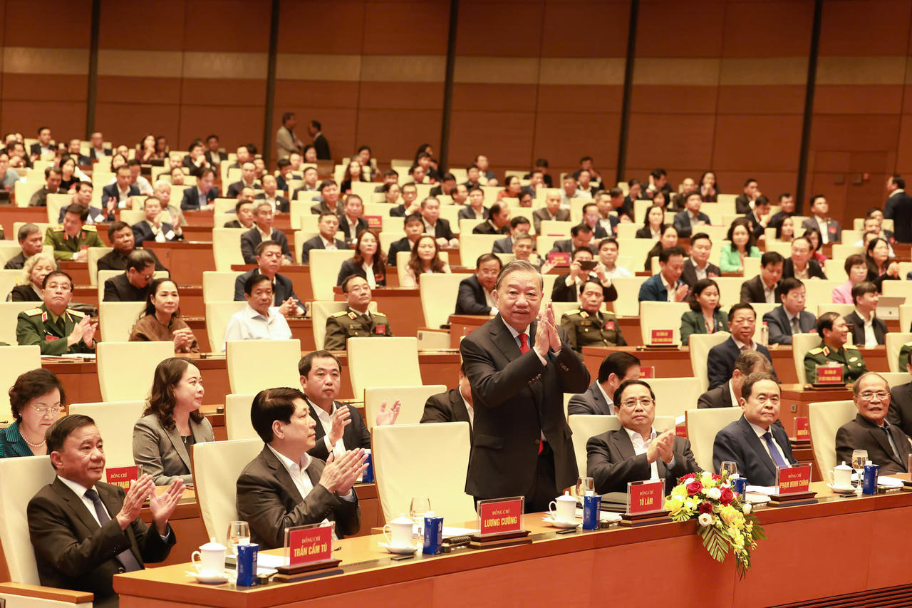 Tổng B&iacute; thư T&ocirc; L&acirc;m v&agrave; c&aacute;c đồng ch&iacute; l&atilde;nh đạo, nguy&ecirc;n l&atilde;nh đạo Đảng, Nh&agrave; nước dự Hội nghị tại điểm cầu Hội trường Di&ecirc;n Hồng. Ảnh: V.Anh