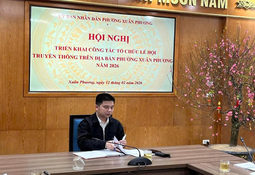 &Ocirc;ng Nguyễn Anh Đức - Ph&oacute; Chủ tịch UBND phường chủ tr&igrave; Hội nghị triển khai c&ocirc;ng t&aacute;c tổ chức Lễ hội truyền thống tr&ecirc;n địa b&agrave;n phường Xu&acirc;n Phương năm 2026. (Ảnh trong b&agrave;i: P.V)