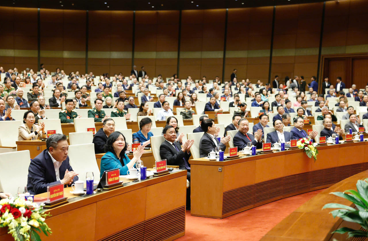 C&aacute;c đồng ch&iacute; l&atilde;nh đạo, nguy&ecirc;n l&atilde;nh đạo Đảng, Nh&agrave; nước dự Hội nghị. Ảnh: V.Anh