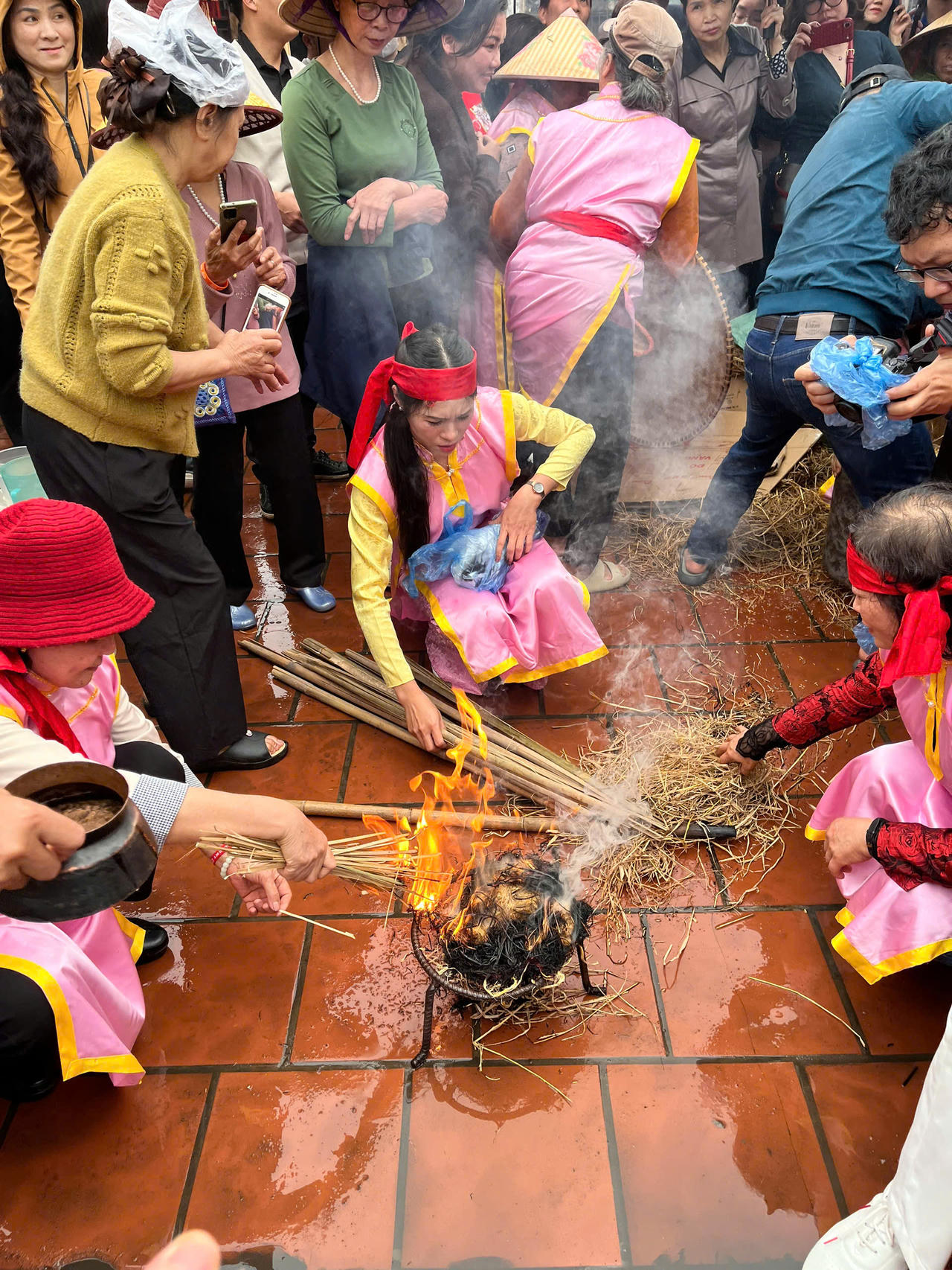 Hội thổi cơm thi l&agrave;ng Thị Cấm (x&atilde; Xu&acirc;n Phương, Th&agrave;nh phố H&agrave; Nội) tưởng nhớ c&ocirc;ng lao của Th&agrave;nh ho&agrave;ng Phan T&acirc;y Nhạc.