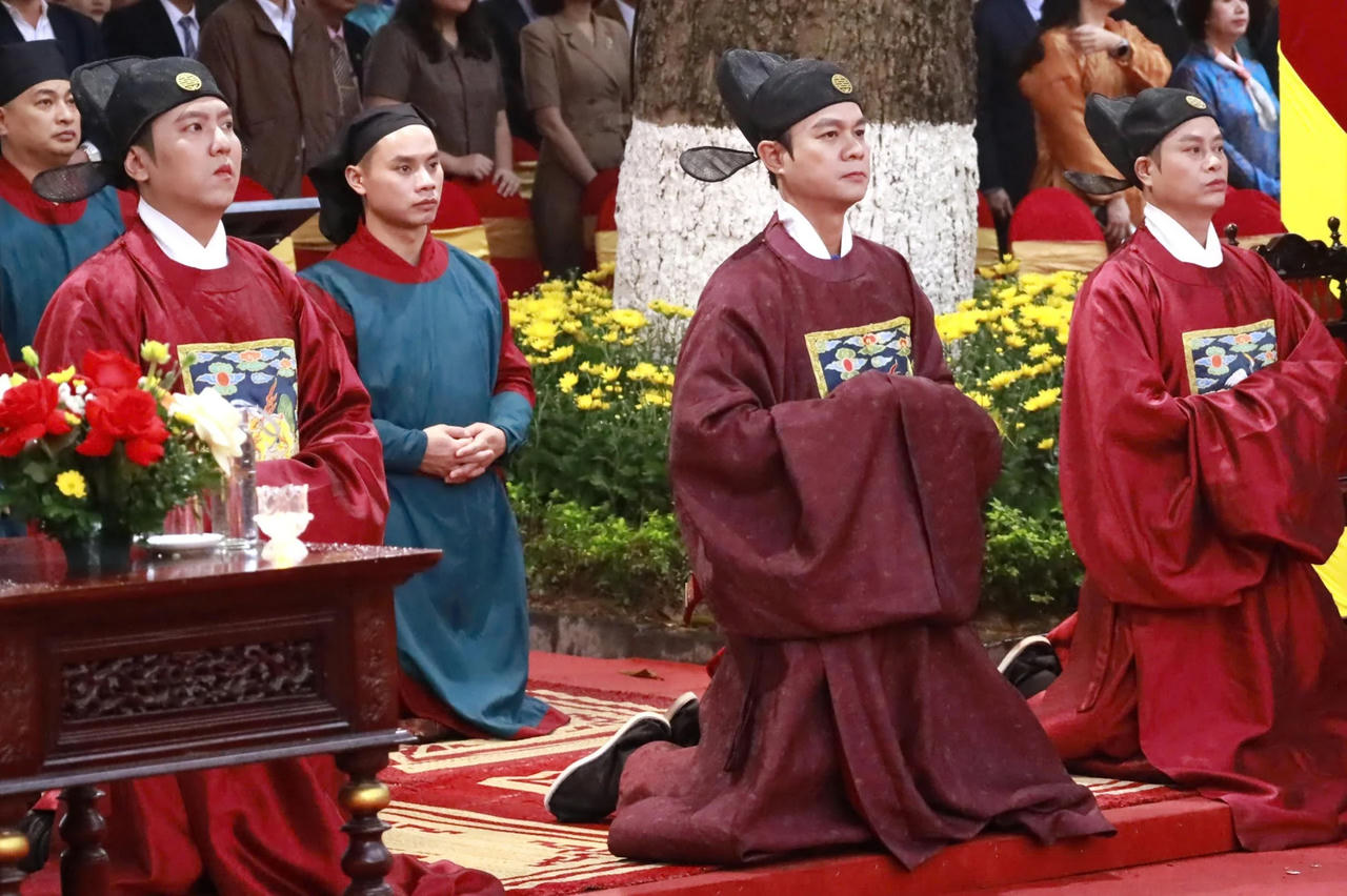 Phần lễ t&aacute;i hiện nghi thức d&acirc;ng hương cung đ&igrave;nh theo h&igrave;nh thức s&acirc;n khấu h&oacute;a (ảnh V.H).