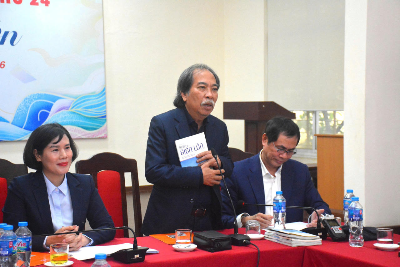 Chủ tịch Hội Nh&agrave; văn Việt Nam Nguyễn Quang Thiều th&ocirc;ng tin về Ng&agrave;y Thơ Việt Nam lần thứ 24 (ảnh S.Hương).