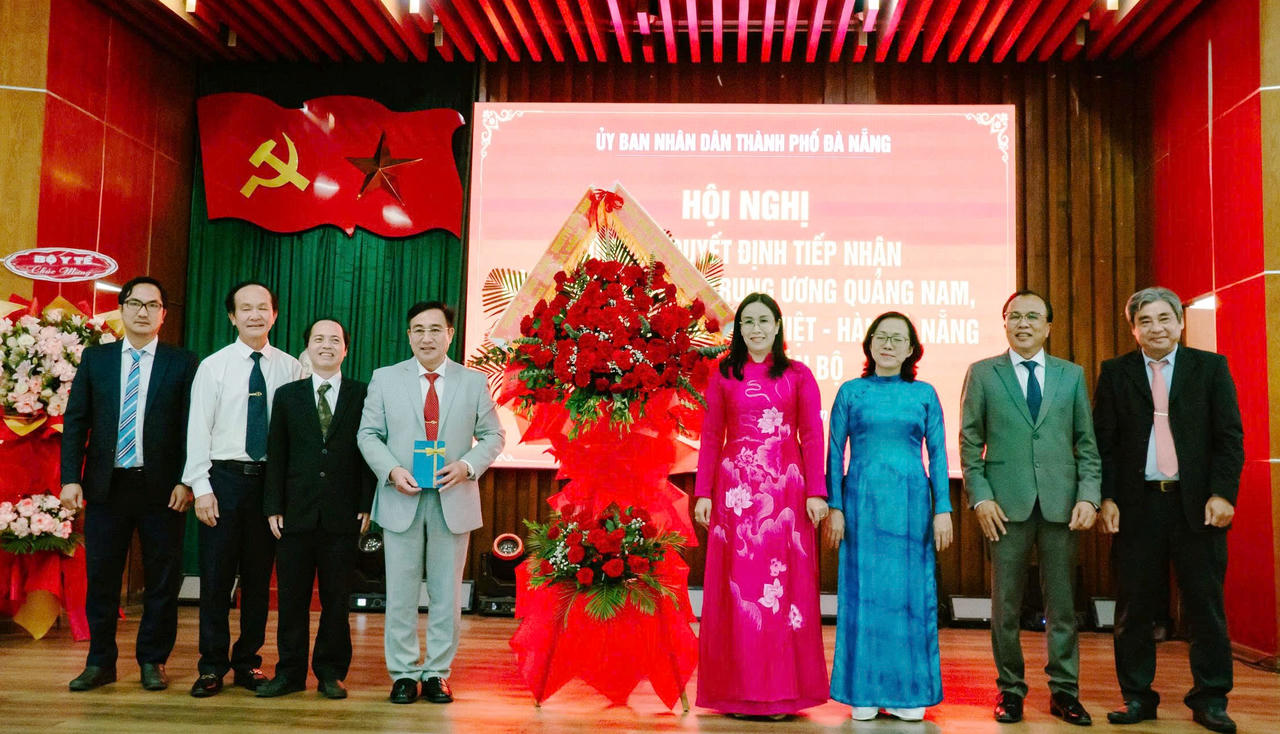 L&atilde;nh đạo TP Đ&agrave; Nẵng v&agrave; Sở Y tế tặng hoa ch&uacute;c mừng l&atilde;nh đạo bệnh viện.&nbsp;