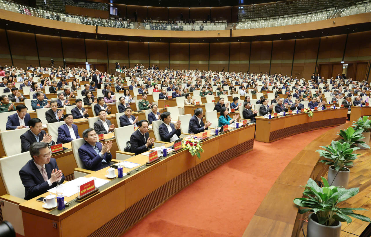 C&aacute;c đồng ch&iacute; l&atilde;nh đạo, nguy&ecirc;n l&atilde;nh đạo Đảng, Nh&agrave; nước v&agrave; c&aacute;c đại biểu dự Hội nghị tại đầu cầu Hội trường Di&ecirc;n Hồng.&nbsp;
