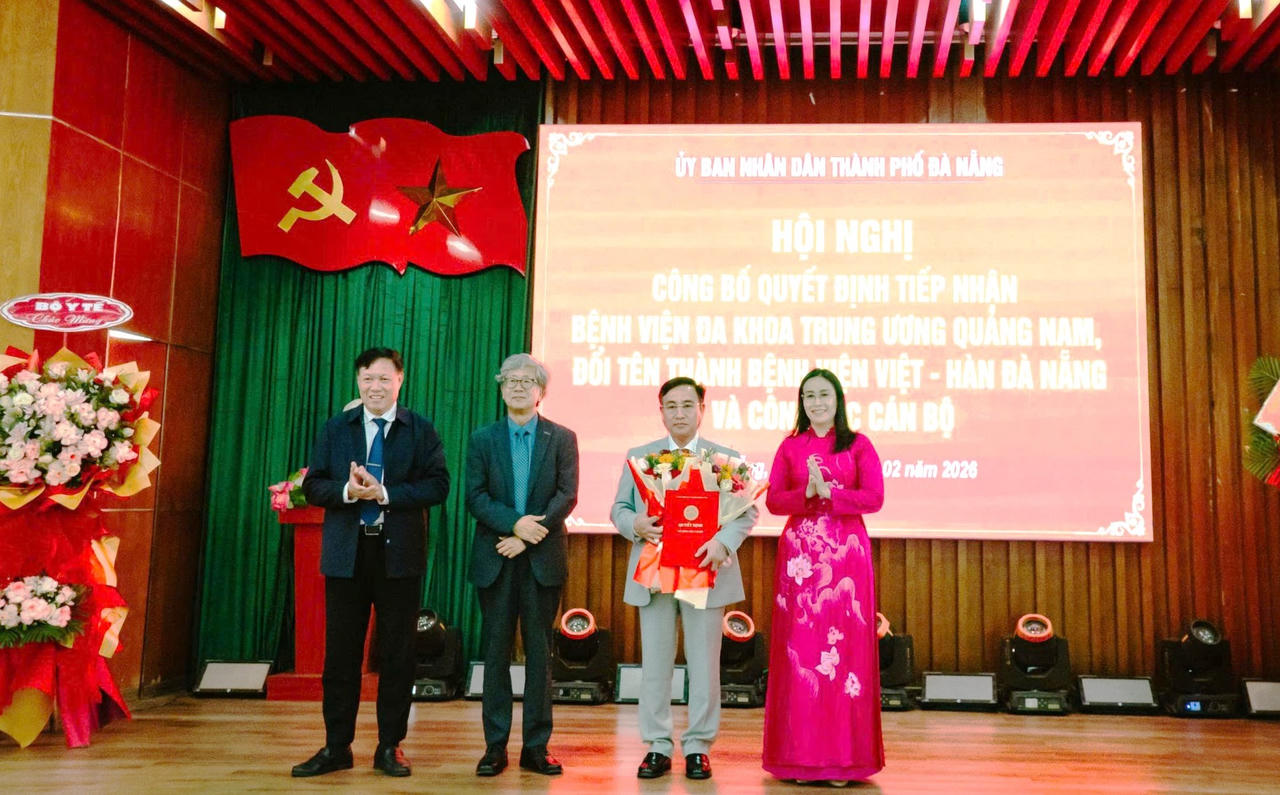 Thứ trưởng Bộ Y tế Đỗ Xu&acirc;n Tuy&ecirc;n (b&ecirc;n tr&aacute;i), đại diện KOICA Việt Nam (thứ 2, b&ecirc;n tr&aacute;i sang) v&agrave; Ph&oacute; Chủ tịch UBND TP Đ&agrave; Nẵng Nguyễn Thị Anh Thi (b&ecirc;n phải) trao quyết định v&agrave; tặng hoa cho l&atilde;nh đạo bệnh viện.