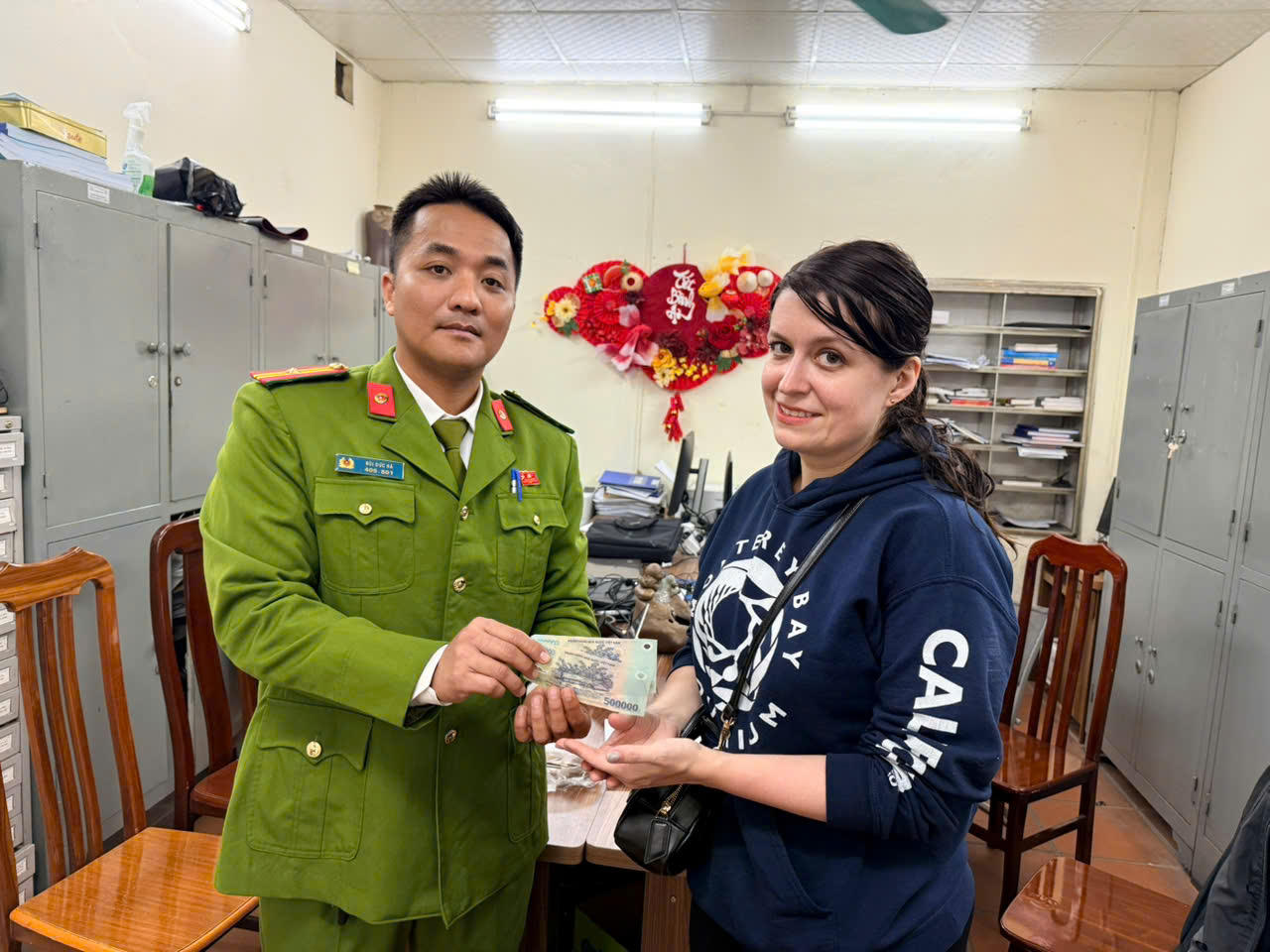 Chị Clarissa April b&agrave;y tỏ sự cảm ơn đối với sự hỗ trợ kịp thời của C&ocirc;ng an phường Ho&agrave;n Kiếm. (Ảnh: CACC)