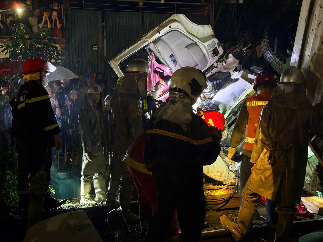 Lực lượng chức năng tổ chức cứu nạn cứu hộ, bảo vệ hiện trường. (Ảnh: CACC)