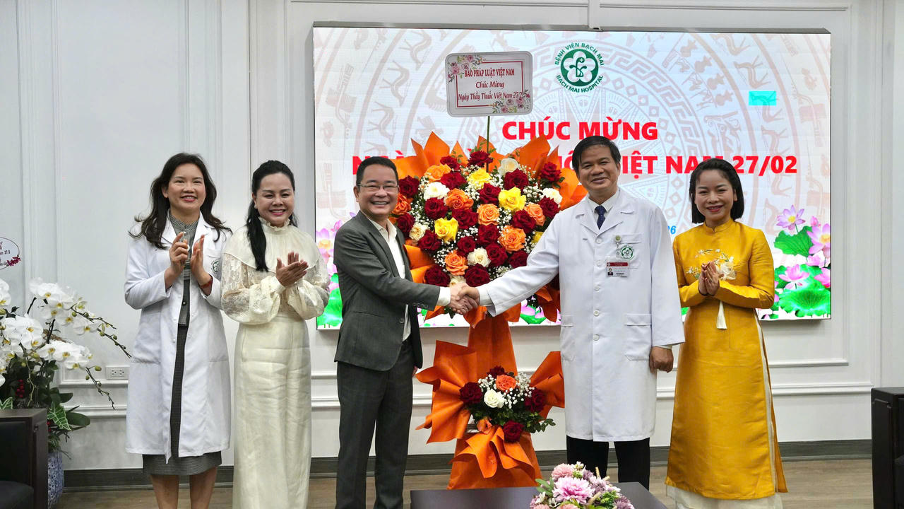 TS Vũ Ho&agrave;i Nam - Tổng bi&ecirc;n tập B&aacute;o Ph&aacute;p luật Việt Nam ch&uacute;c mừng PGS. TS Đ&agrave;o Xu&acirc;n Cơ, Gi&aacute;m đốc BV Bạch Mai.