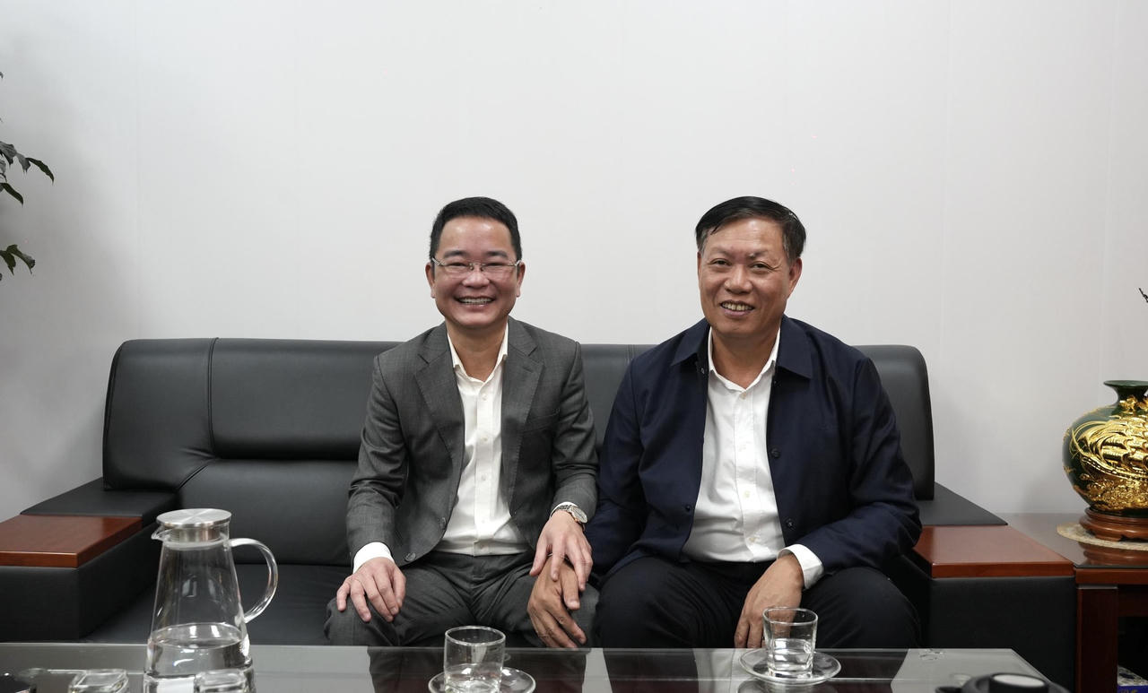 Thứ trưởng Bộ Y tế Đỗ Xu&acirc;n Tuy&ecirc;n gửi lời cảm ơn đến B&aacute;o Ph&aacute;p luật Việt Nam