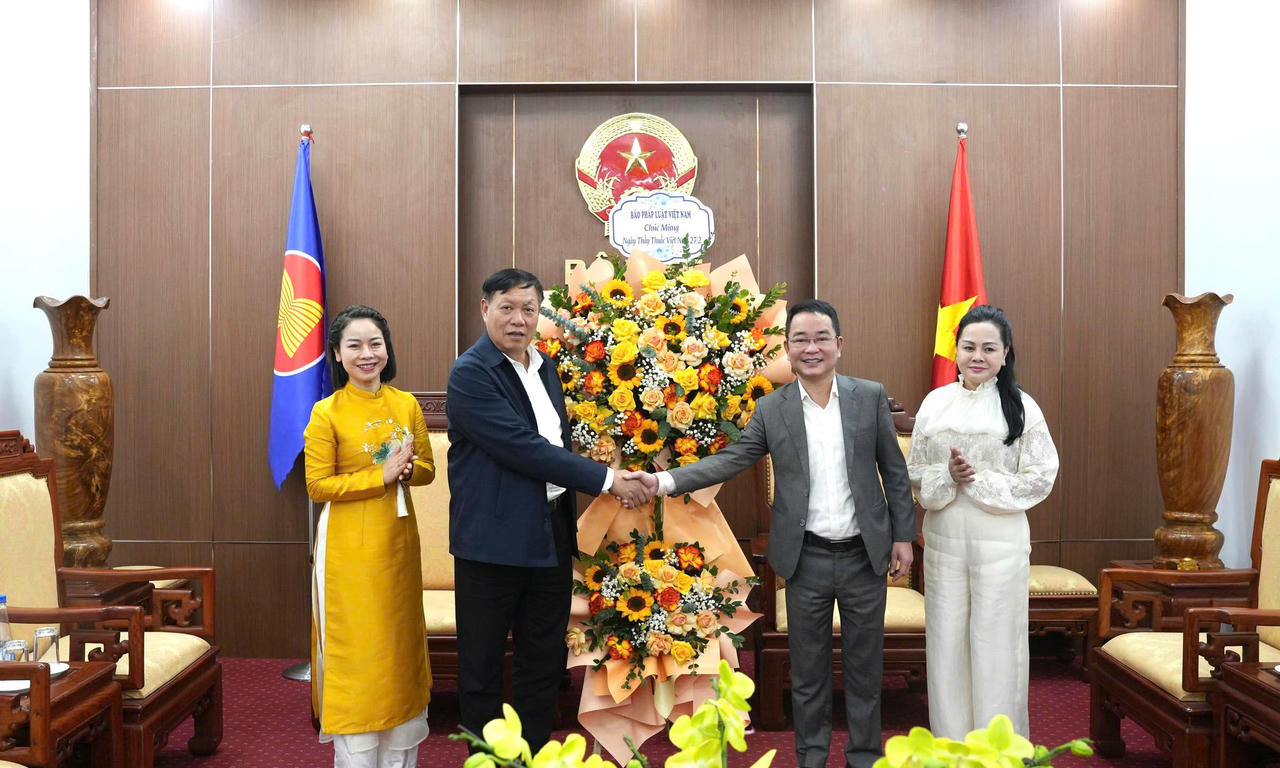 TS Vũ Ho&agrave;i Nam - Tổng bi&ecirc;n tập B&aacute;o Ph&aacute;p luật Việt Nam gửi lời ch&uacute;c sức khỏe v&agrave; lời tri &acirc;n đến đội ngũ y, b&aacute;c sĩ ng&agrave;nh Y tế.